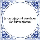 Tegeltje met Spreuk (Tegeltjeswijsheid): Je kunt beter jezelf overwinnen, dan duizend vijanden + Kado verpakking & Plakhanger