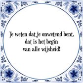 Tegeltje met Spreuk (Tegeltjeswijsheid): Te weten dat je onwetend bent, dat is het begin van alle wijsheid! + Kado verpakking & Plakhanger