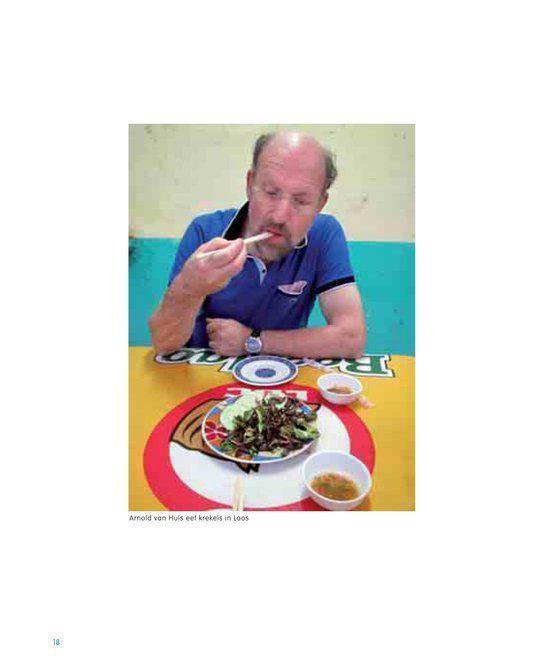 Man eet insecten met stokjes bij een tafel met eten.