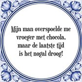 Tegeltje met Spreuk (Tegeltjeswijsheid): Mijn man overspoelde me vroeger met chocola, maar de laatste tijd is het nogal droog! + Kado verpakking & Plakhanger