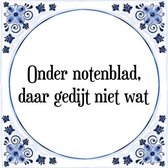 Tegeltje met Spreuk (Tegeltjeswijsheid): Onder notenblad, daar gedijt niet wat + Kado verpakking & Plakhanger