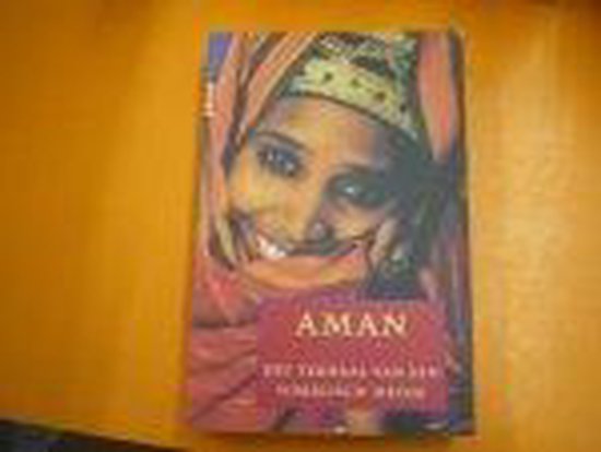 Boek 'Aman', het verhaal van een Somalisch meisje. Een jonge vrouw met een hoofddoek en zichtbare tanden.