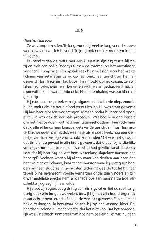 Een jonge man met rood haar, rookt een sigaret terwijl hij op bed zit. Hij draagt een shirt en de achtergrond is een slaapkamer.