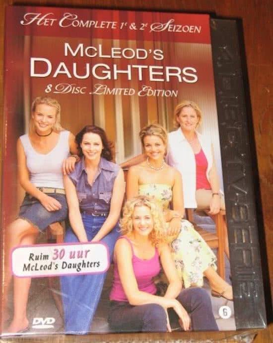 Vijf vrouwen, de cast van McLeod's Daughters, zitten en staan samen op een stoel. De titel 'McLeod's Daughters - 8 Disc Limited Edition' is prominent aanwezig.