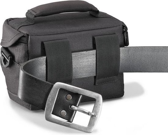 Zwarte camertas met riemlussen, vastgemaakt aan een brede zwarte leren riem met een grote gesp.