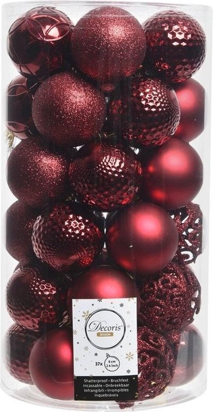 Set van 37 donkerrode kerstballen van 6 cm, met verschillende texturen zoals glanzend, mat en met patronen.