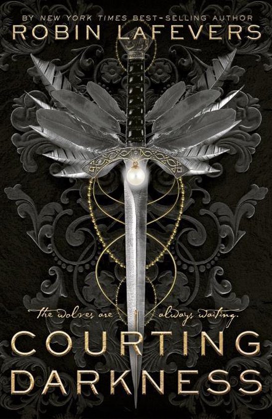 Couverture du livre 'Courting Darkness' par Robin LaFevers. Une épée avec des ailes argentées et des perles, sur un motif ornemental.