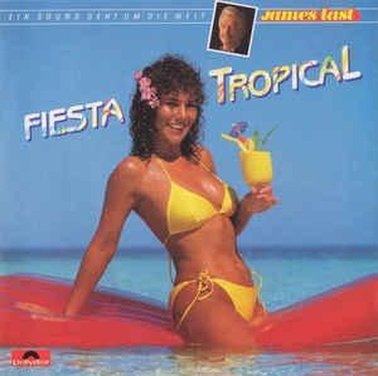 Vrouw in gele bikini op een rode luchtmatras met een cocktail.