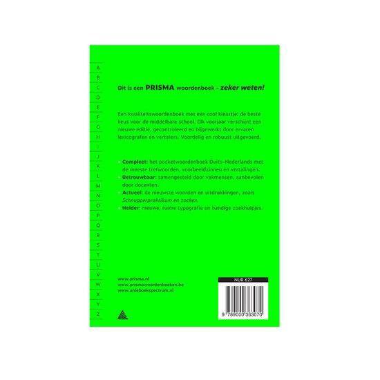 Achterkant van een Prisma woordenboek op groene achtergrond. Met de Latijnse alfabet.