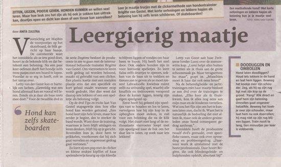 Krantenartikel met de titel 'Leergierig maatje' over hondentraining.