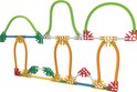 Gele, groene, oranje, rode en blauwe K'NEX-bouwstenen vormen een parcours met bogen.