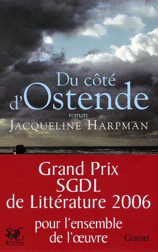 Couverture de livre "Du côté d'Ostende" avec un ciel sombre au-dessus d'une plage et une silhouette.