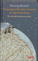 Boekomslag van "De jongen die met sneeuw in zijn bed sliep" door Henning Mankell. Een jongen met gestreepte sjaal ligt op een wereldkaart.