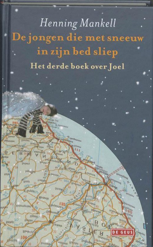 Boekomslag van "De jongen die met sneeuw in zijn bed sliep" door Henning Mankell. Een jongen met gestreepte sjaal ligt op een wereldkaart.