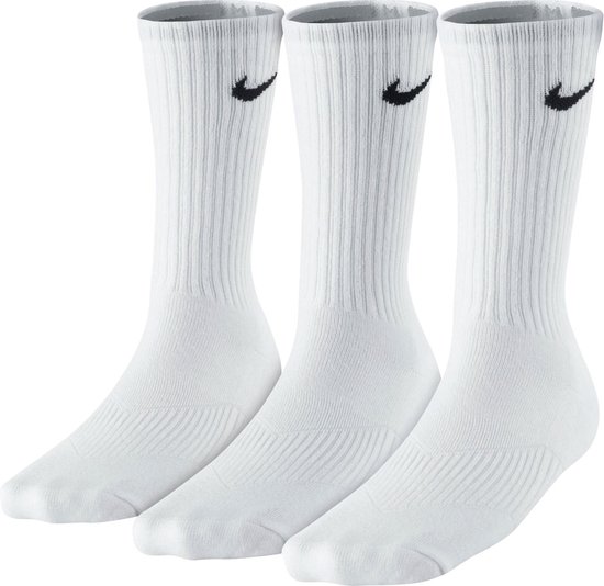 Drie witte Nike sportsokken met zwarte Nike logo's.