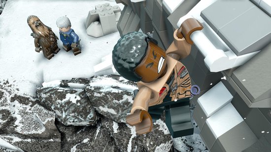 Lego Finn klimt in sneeuwlandschap, met Lego Chewbacca en Lando Calrissian op de achtergrond.