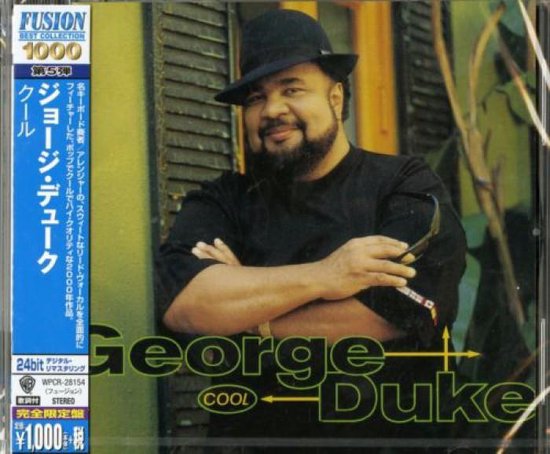 Een man met een hoed en baard, gekleed in een zwarte blouse, staat met gekruiste armen. De tekst "George Duke COOL" is prominent aanwezig.