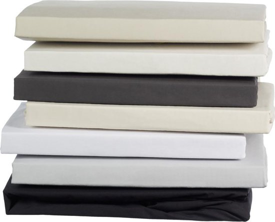 Stapel hoeslakens in verschillende kleuren: beige, gebroken wit, donkergrijs, lichtgrijs, wit, zwart.