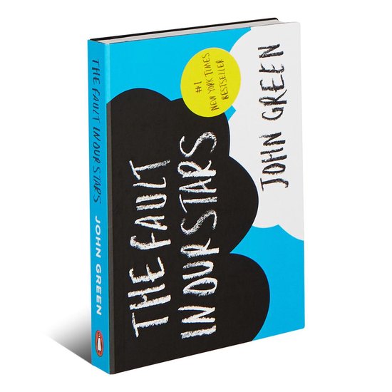 Het boek 'The Fault in Our Stars' van John Green met een blauwe omslag met zwarte en witte wolken. Verticale tekst: 'THE FAULT IN OUR STARS' en 'JOHN GREEN'.