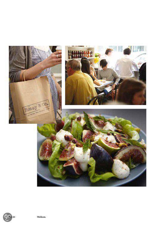 Vrouw met papieren tas met 'Honey & Co' erop. Salade met vijgen, mozzarella en munt. Mensen in restaurant.