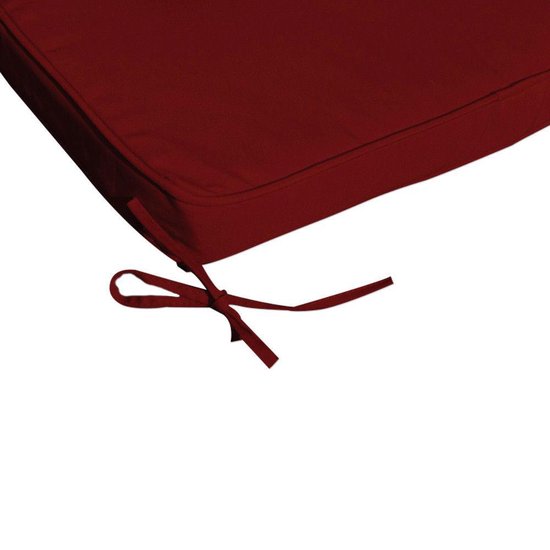 Detail van rood ligbedkussen met geknoopte bandjes.