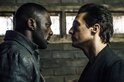 Close-up van Idris Elba en Matthew McConaughey die elkaar intens aankijken.