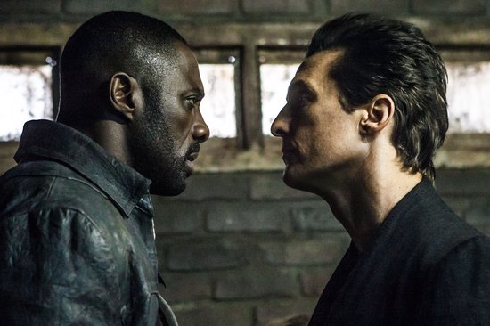 Close-up van Idris Elba en Matthew McConaughey die elkaar intens aankijken.