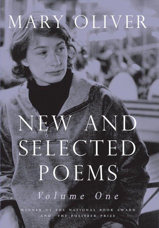 Livre "New and Selected Poems, Volume One" de Mary Oliver, avec une photo en noir et blanc de l'auteur.