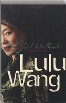 Boekcover Het Lelietheater van Lulu Wang. Een vrouw met oorbellen en rode lippen kijkt naar de camera. Zij draagt een groen-gouden gewaad.
