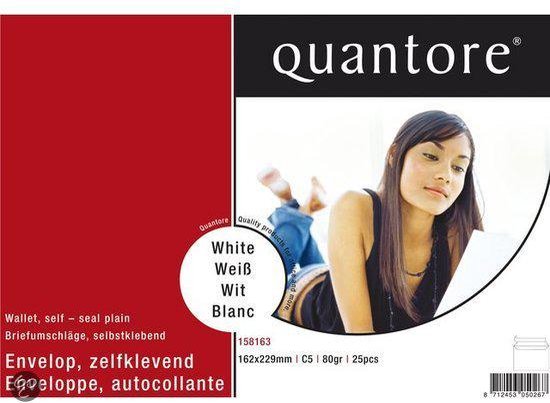 Quantore witte C5 enveloppen, 162x229mm, 80gr, 25st. Vrouw ligt op bed met een envelop.