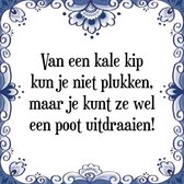 Tegeltje met Spreuk (Tegeltjeswijsheid): Van een kale kip kun je niet plukken, maar je kunt ze wel een poot uitdraaien! + Kado verpakking & Plakhanger