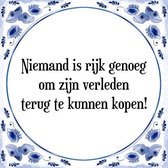 Tegeltje met Spreuk (Tegeltjeswijsheid): Niemand is rijk genoeg om zijn verleden terug te kunnen kopen! + Kado verpakking & Plakhanger