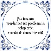 Tegeltje met Spreuk (Tegeltjeswijsheid): Pak iets aan voordat het een probleem is; schep orde voordat de chaos intreedt! + Kado verpakking & Plakhanger