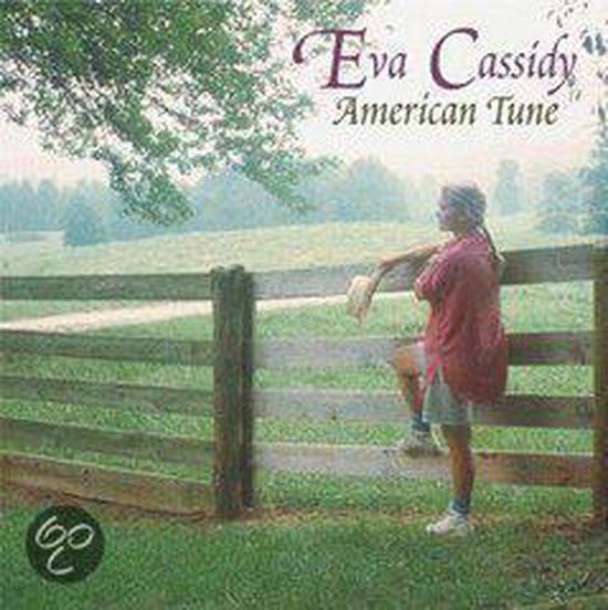 Albumhoes met Eva Cassidy, Amerikaanse Tune. Een vrouw in een roze shirt staat bij een hek in een landschap.