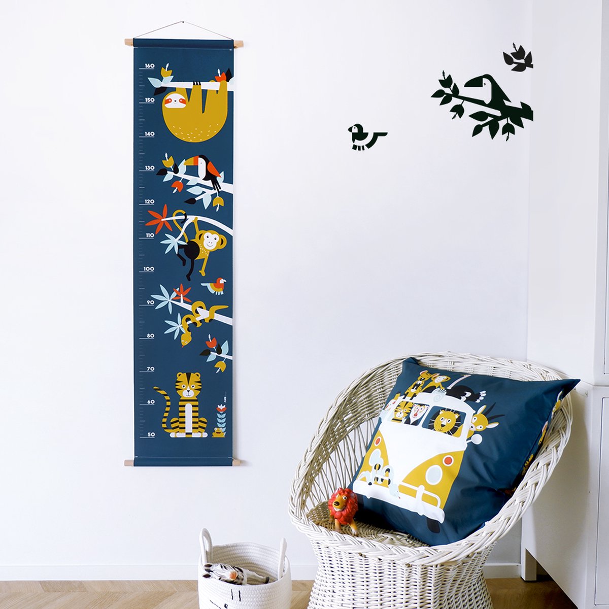 Groeimeter Jungle blauw 30cm x 130cm - groeimeter - babykameraccessoire - katoen - oerwoud - jungle - blauw - dieren - aap - luiaard - tijger - toekan - oker - babykamer - muurdecoratie - stokken - lederlook touwtje