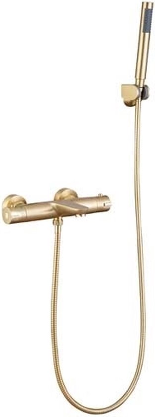 Mitigeur thermostatique doré avec douchette et flexible, monté au mur.