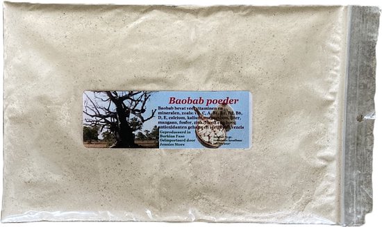 Zakje baobab poeder met etiket waarop een baobab boom staat afgebeeld. Het poeder is crèmekleurig.