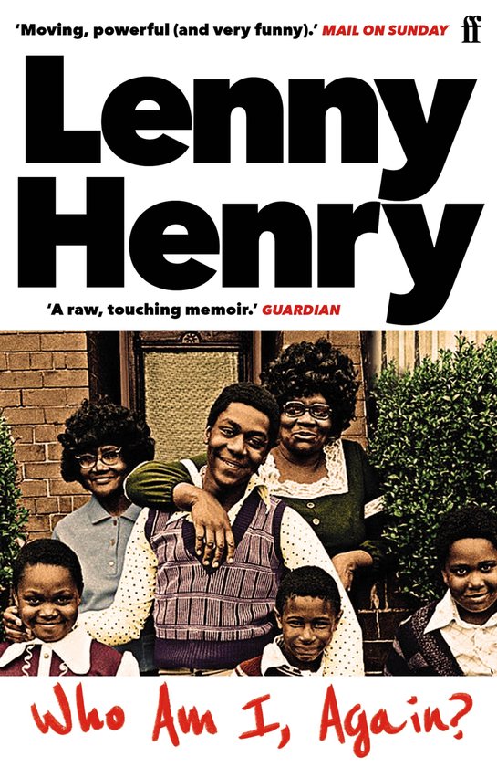 Boekomslag van Who Am I, Again? door Lenny Henry, met een familiefoto uit de jaren 70 en lovende recensies.