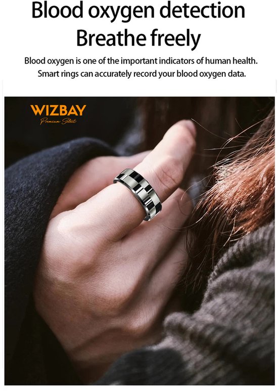 Vinger met zilveren ring met zwart en zilver geblokte band.