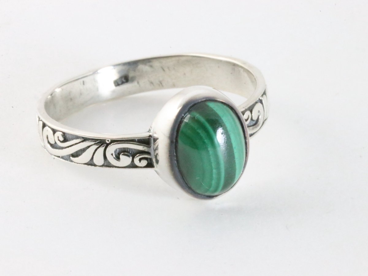 Fijne bewerkte zilveren ring met malachiet - maat 16