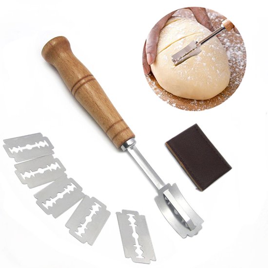 Broodmes met houten handvat en 5 extra metalen mesjes.