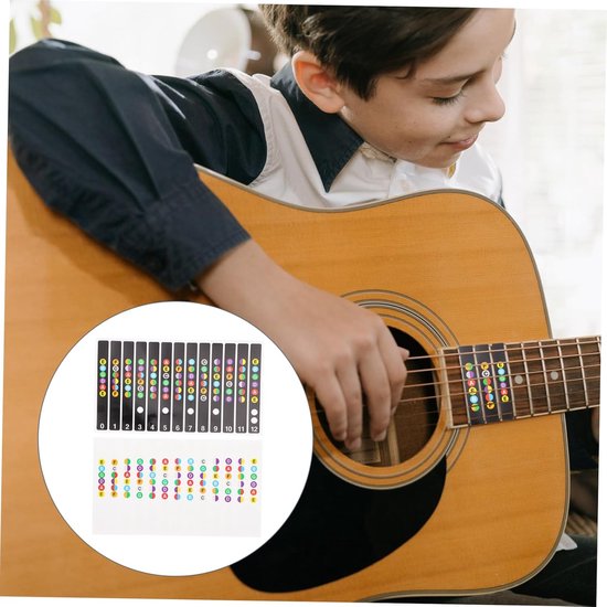 Jongeman met een akoestische gitaar, met gekleurde fretboard stickers op de hals. De stickervellen liggen op de gitaar.