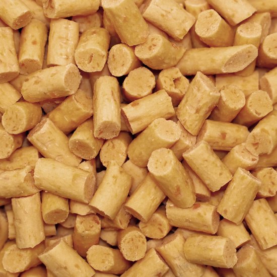 Close-up van veel hondenkoekjes met een lichte gele kleur.