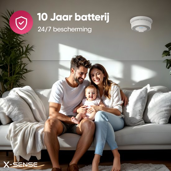 Moderne woonkamer met een gezin op de bank, met een witte rook- en koolmonoxidemelder aan het plafond en tekst "10 Jaar batterij".