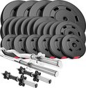 Een set zwarte halterplaten met rode accenten en zilveren halters. Diverse maten platen liggen opgestapeld.