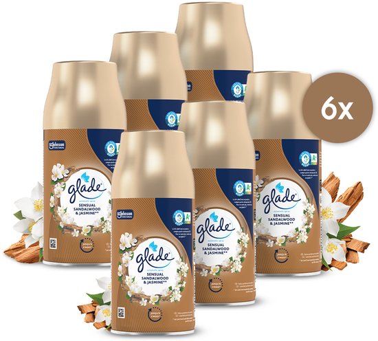 Glade Sensual Sandalwood & Jasmine navulspuitbussen (6x) met gouden doppen, omringd door houtsnippers en jasmijnbloemen.