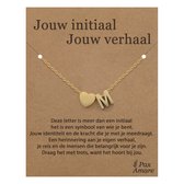 Letter M ketting op Cadeau Kaartje - Jouw initiaal, jouw verhaal - 45cm Goudkleurig Stainless Steel - Initiaal & Hartje Hanger - Pax Amare
