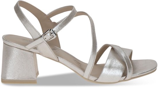 Zilverkleurige sandalen met gekruiste bandjes over de voorvoet, enkelband met gesp en blokhak.