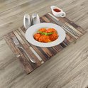 Set de table à imprimé planches de bois avec une assiette de spaghettis aux boulettes de viande, des couverts et des salières.