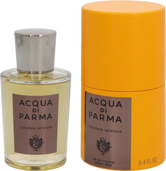 Glazen fles met gele vloeistof en zilveren dop, naast een gouden cilinder met "ACQUA DI PARMA COLONIA INTENSA" erop.